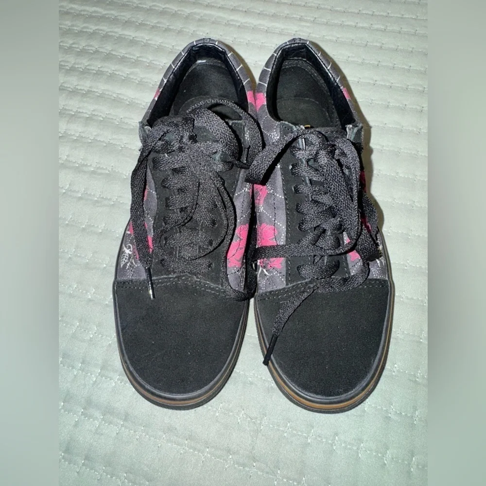 Vans Old Skool Black Spider Roses size 4 mens 5.5 women’s sneakersVGUC worn once